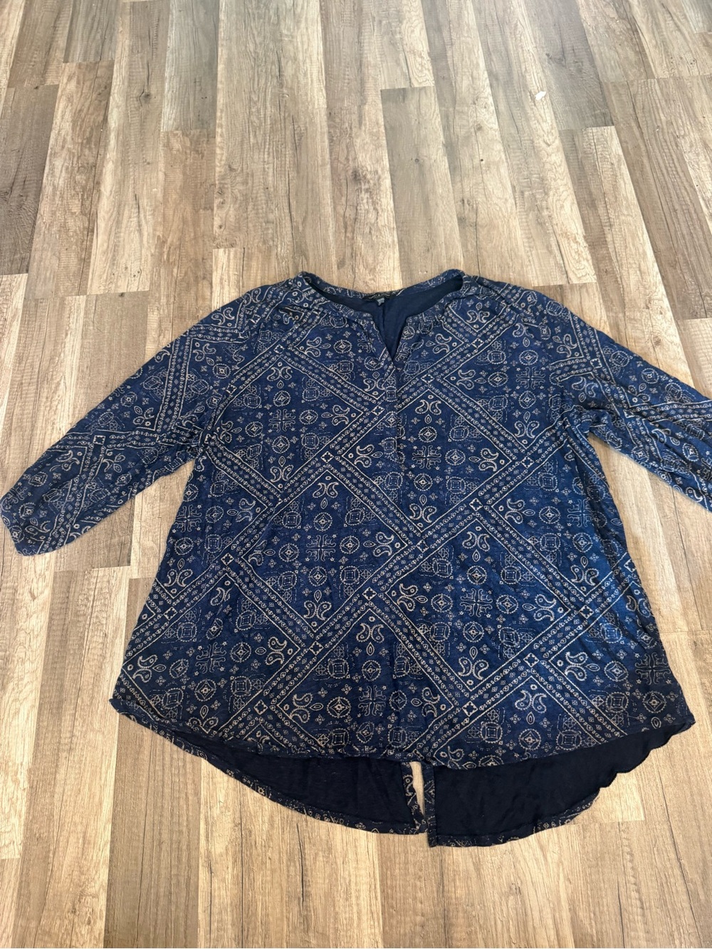 Lucky Brand Navy Blue Patterned V-Neck
Top size XXL
